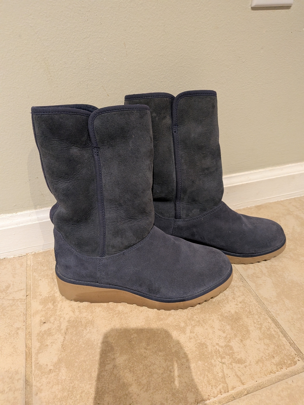 UGG Women's Amie Navy Boots Suede Mid-Calf SZ 6